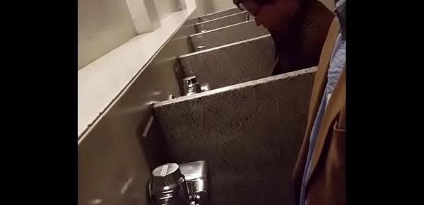  Espiando en baños